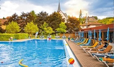 Freibad Hammelbach mit Blick zum Becken und den bunten Liegen