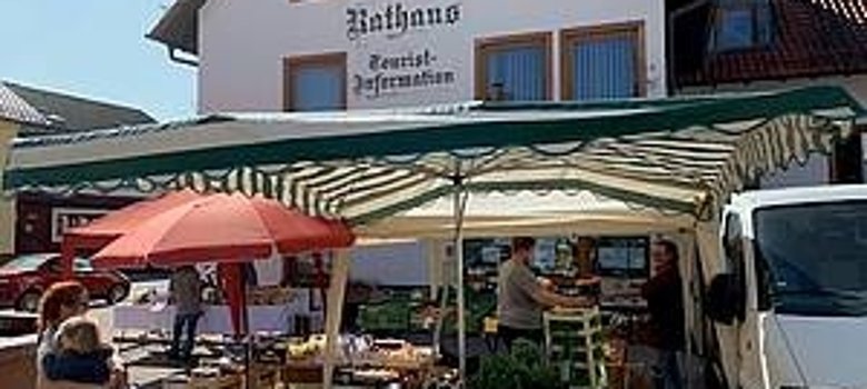 Der Wochenmarkt ist vor dem Rathaus mit einem Obst und Gemüsestand