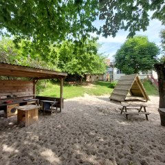 Blick vom Kindergartengebäude in den Garten des Kindergartens 