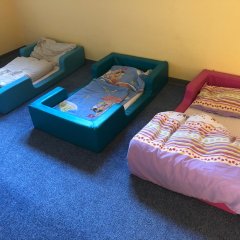 Es sind 3 Betten zu sehen mit der Möglichkeit für die Kinder ein Mittagsschläfchen zu halten.