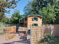 Kindergarten Holla-Bär Der Naturkindergarten Holla-Bär hat einen großen Bauwagen auf einer schönen Freifläche mit wiese und Bäumen