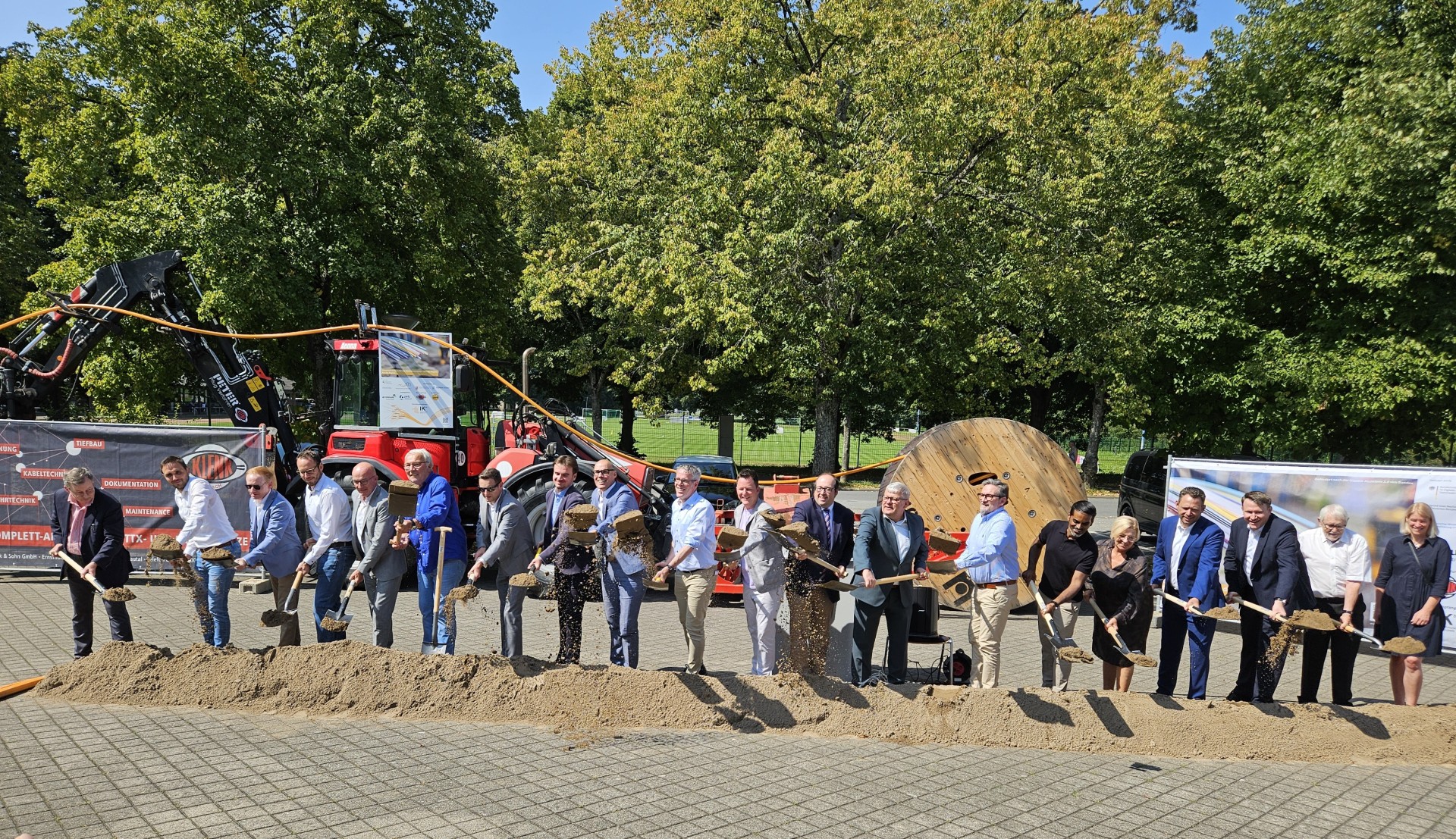 10 Bürgermeister der Landrat, Firma Klenk, Wirtschaftsförderung Bergstraße stehen alle mit einem Spaten in der Hand vor einem kleinen Erdwall und führen symbolisch den 1. Spatenstich aus