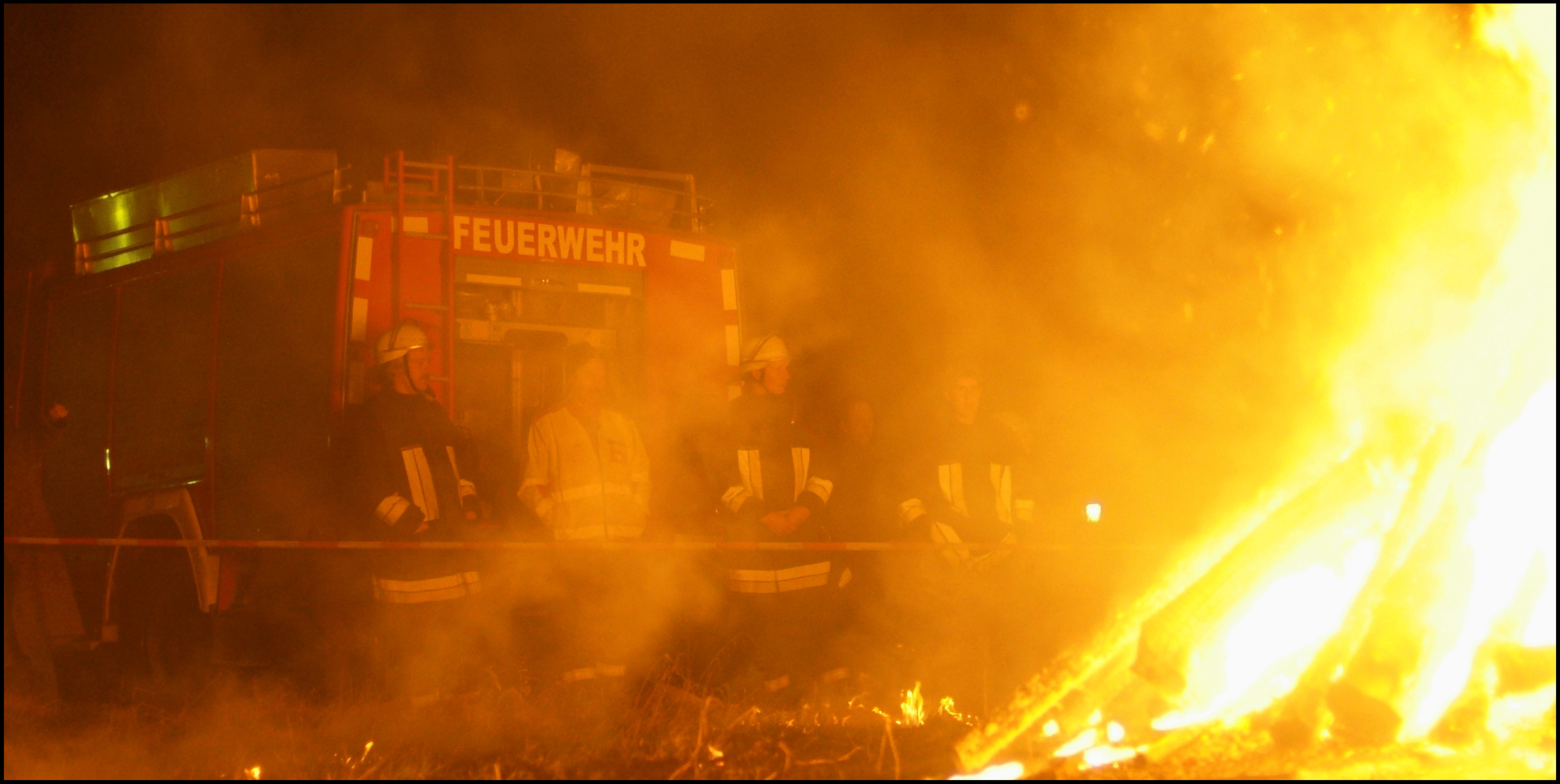 Feuerwehrfahrzeug inmitten von Qualm