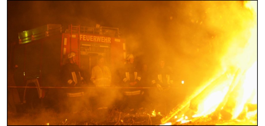 Feuerwehrfahrzeug inmitten von Qualm
