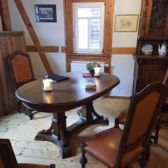 Blick auf den Tisch des Standesamtes im Hirtenhäuschen