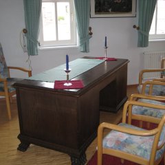 Blick auf den Schreibtisch des Standesbeamten