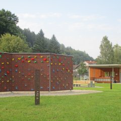 Radlerinfostation mit Kletterwand in Wahlen